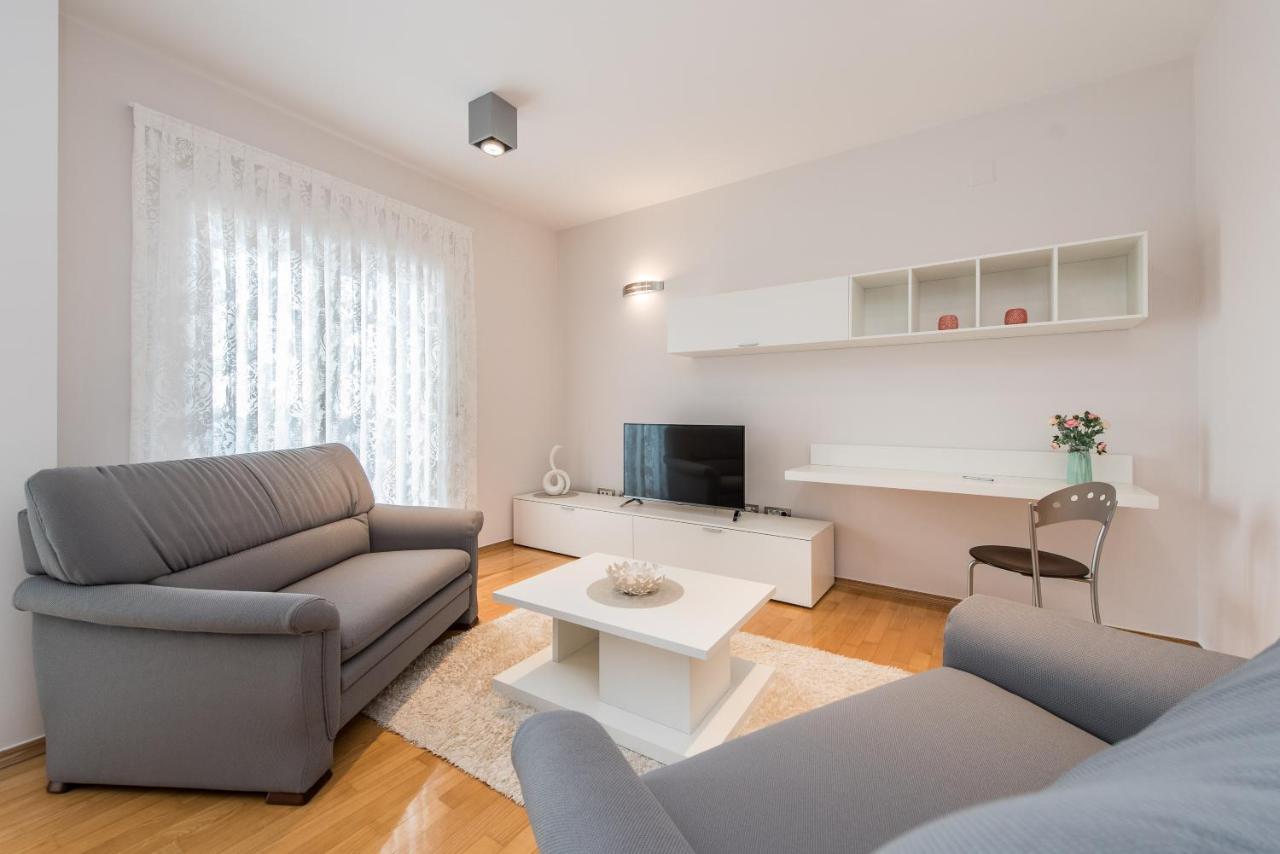 Pool Terrace Sea View Sarkic Apartment Novalja Exterior photo